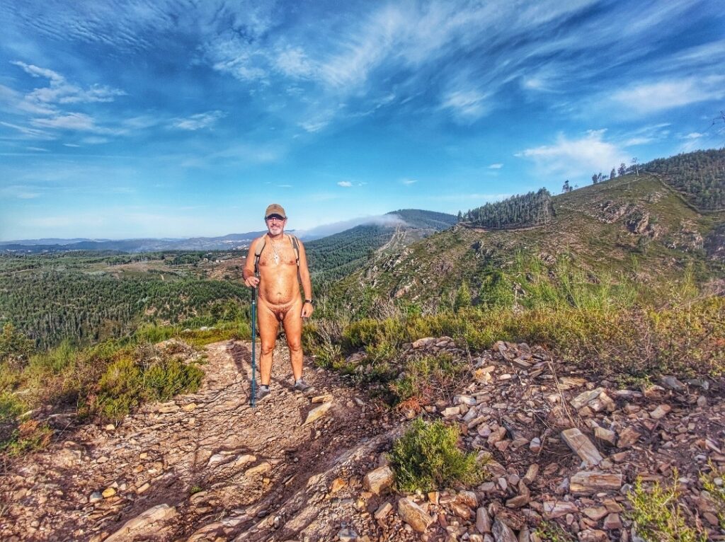 More Naked Hikes Naktiv